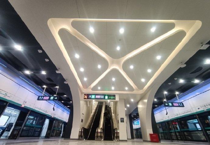 晚高峰地铁站候车乘客较多，小编想啰嗦几句：站台候车时，记得跟着地面箭头排队；车门