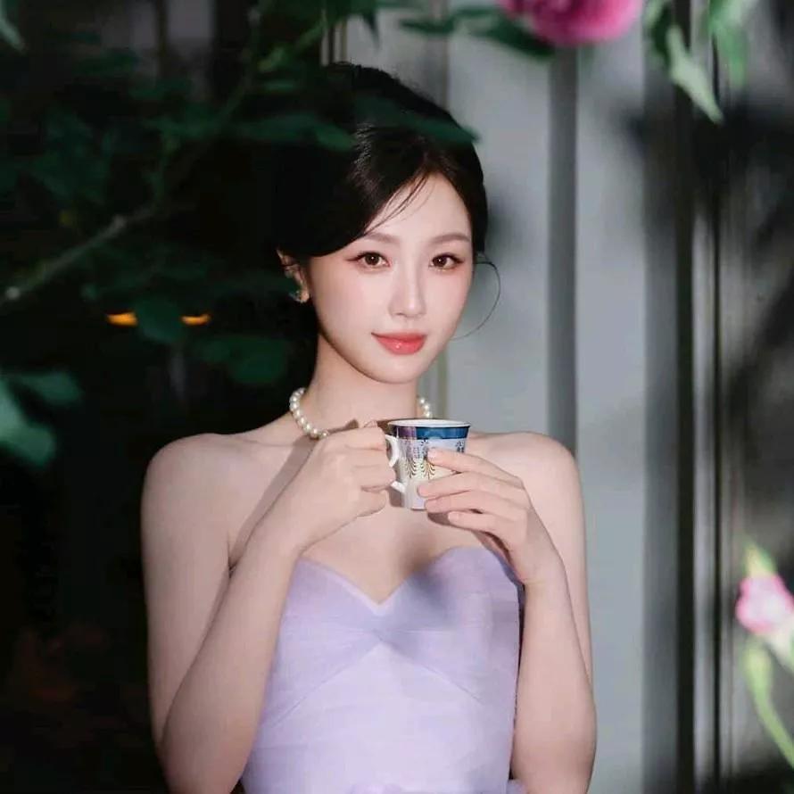 玉盏轻捧，花香满袖。青花闻香杯 玉杯盏 玉杯 玉盏留香 玉盏盈香 玉盏流香 玉泥