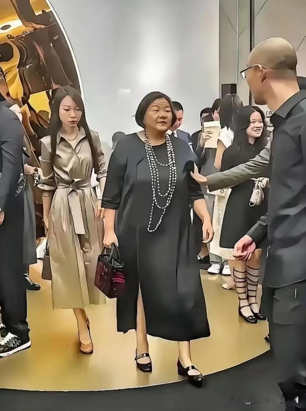 她的母亲是著名外交官，曾担任毛泽东英文教师，生父是北大教授，继父曾任外交部部长，