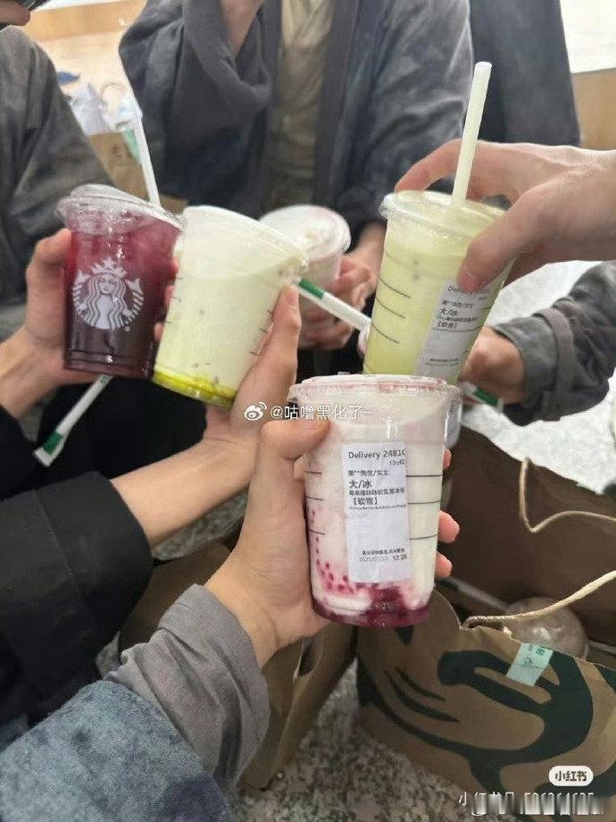 王鹤棣请咸鱼飞升剧组喝饮料群演作为剧组的一份子被重视，这样的团队氛围难怪能出好作