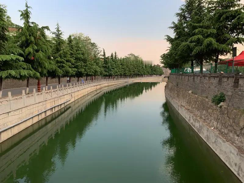 真正的安全，来自公司的护城河，而非单纯的低估值。它不是单纯的低PE、低PB，而是