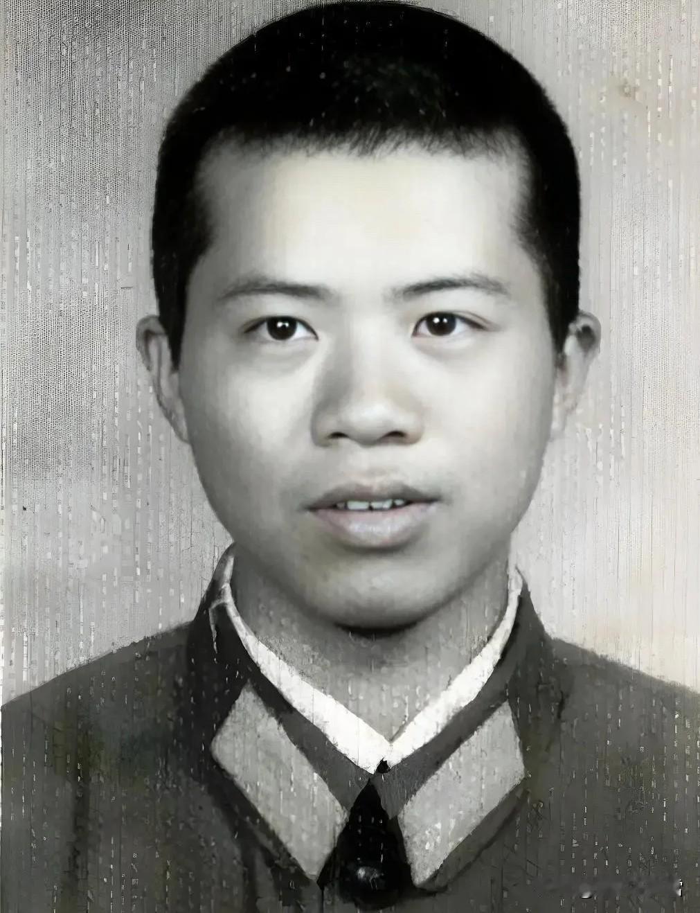 1984年，老山战场，21岁的战士刘家富不幸中枪，跌倒在坑，此时，坑外有4名越军