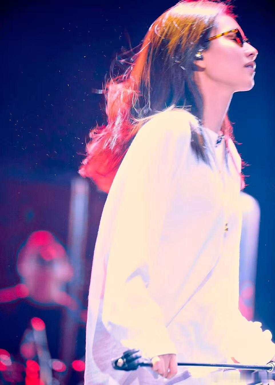 刘惜君歌手选曲野猫之恋歌手2026以野猫为情感载体，刘惜君在舞台上演唱，把《野猫