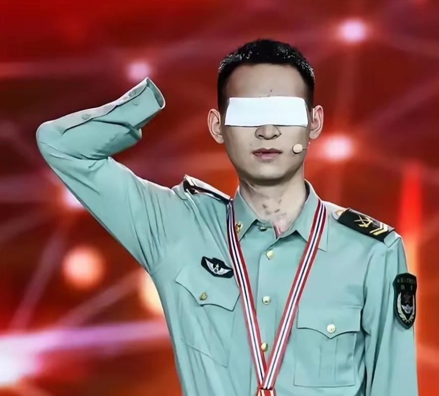 网上有人给杜富国算了笔账：月津贴3万2，国家分了180平的房子，水电燃气全免。看
