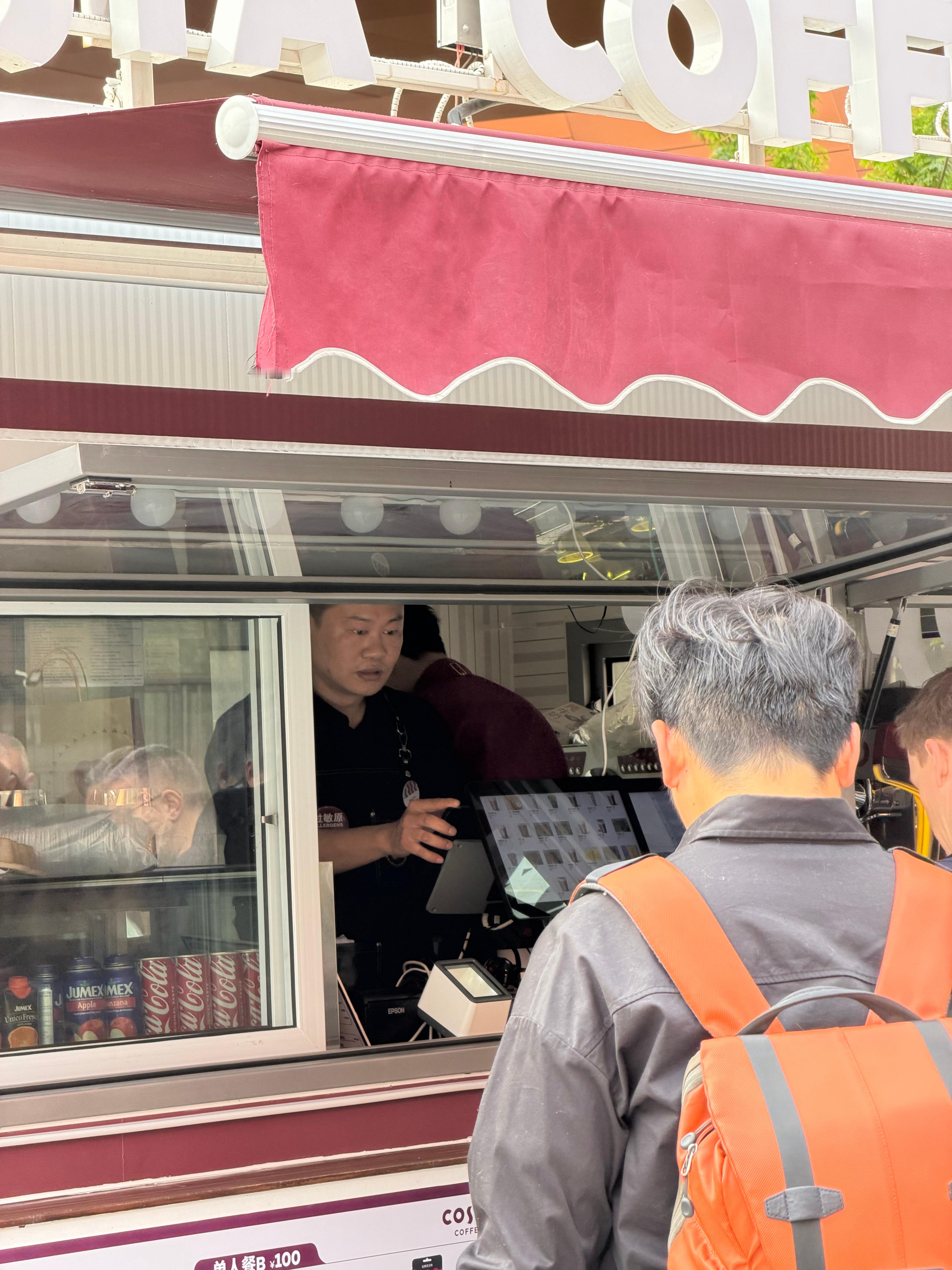 7点半以后就不建议开车来了，看路况基本上逐渐暗红，其实你们可以停在地铁口边上再地