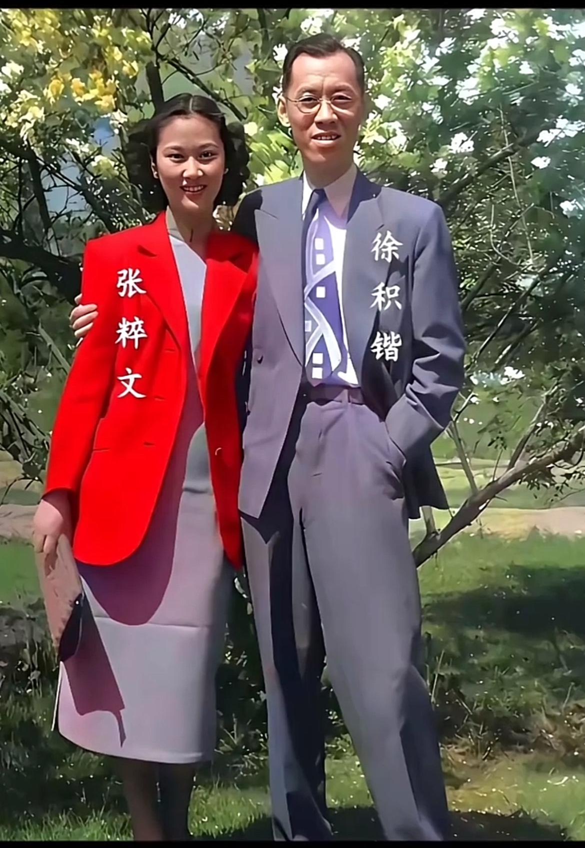50年代，徐积锴与妻子张粹文在户外留下合影，郎才女貌，十分般配，惊艳了时光。