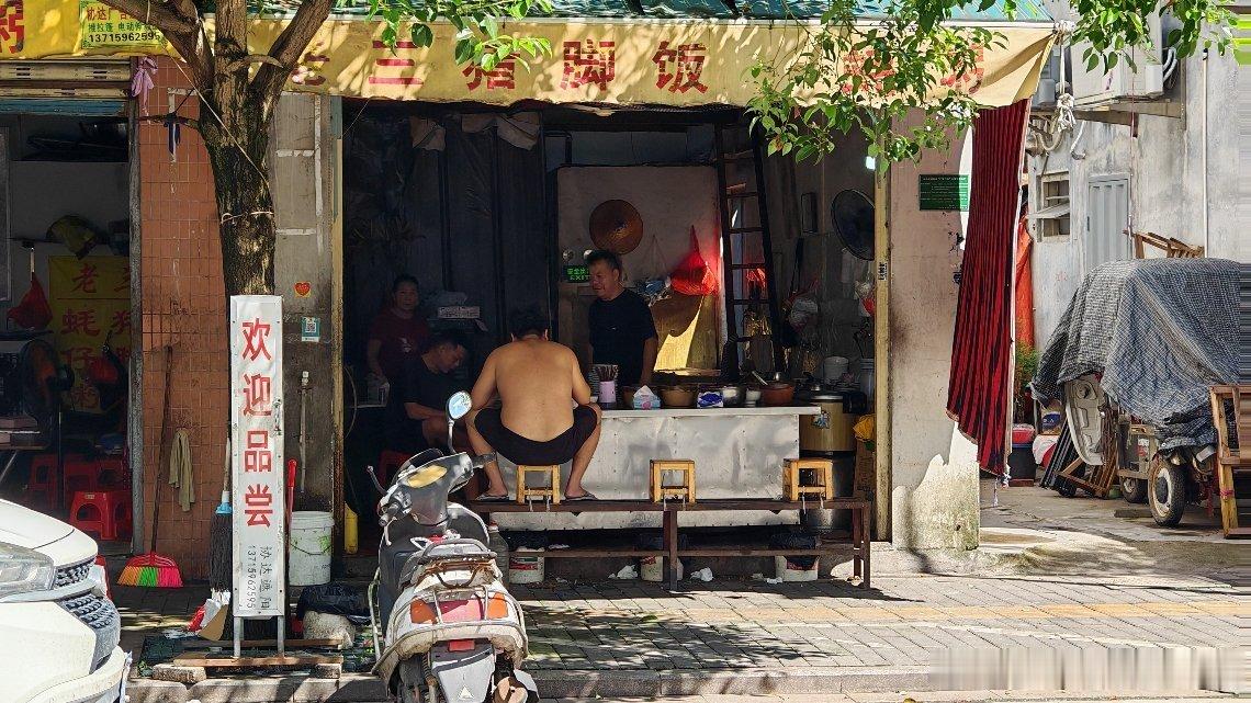 老一辈广东人都喜欢蹲在椅子上吃饭，但这种升级的凳上凳应该是潮汕地区独有的吧？