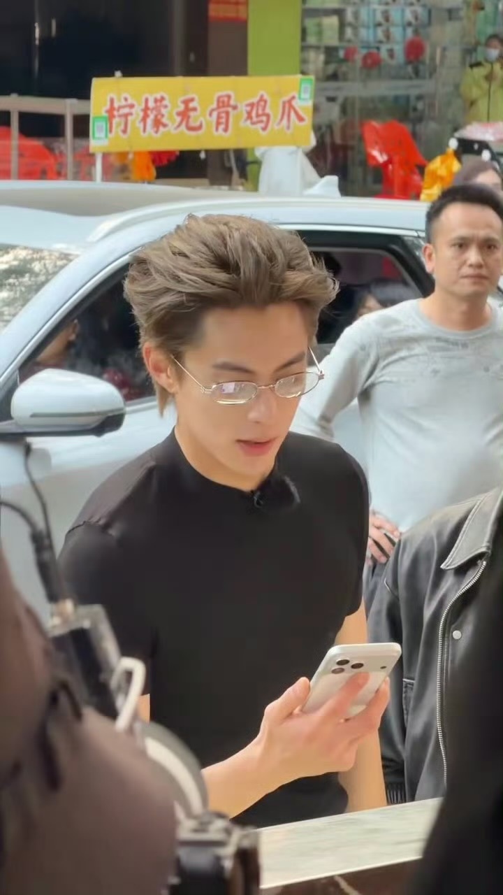 不许让这个王鹤棣再出门了王鹤棣你别再出门了，就这样轻松魅到所有人亲爱的客栈202