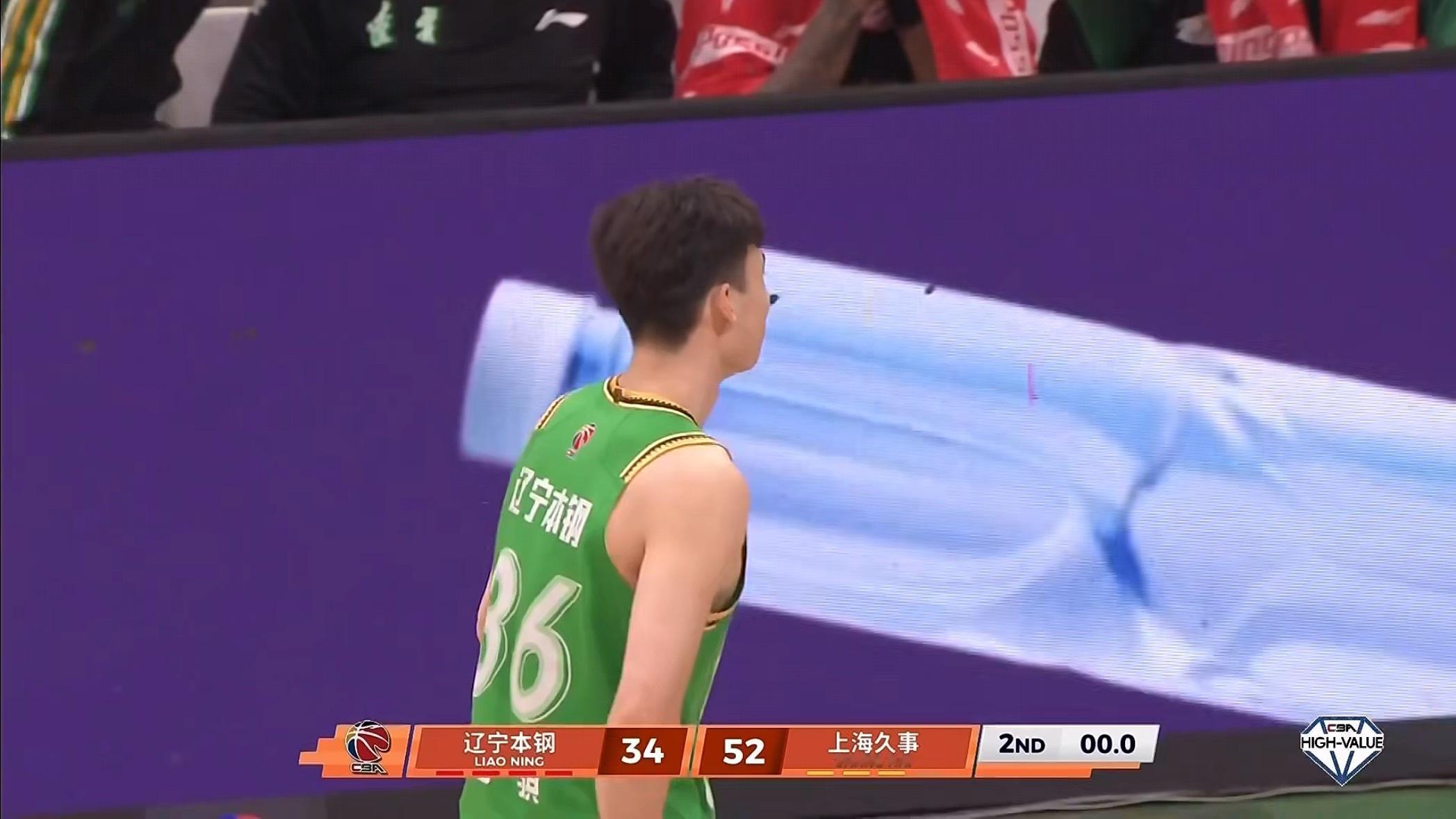 辽宁队主场对上海半场比赛结束，辽宁队暂时落后18分辽宁男篮vs上海男篮cba新年