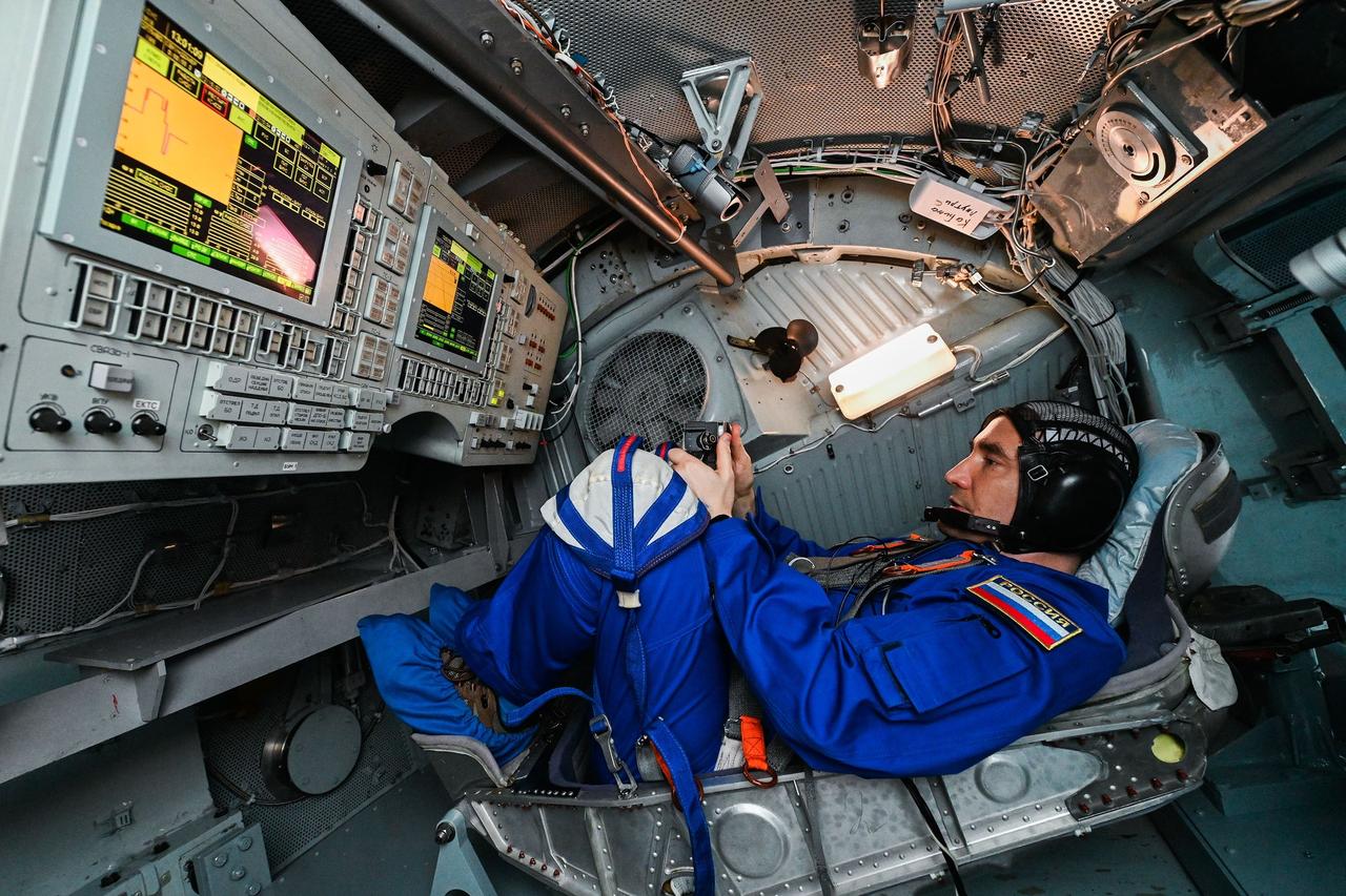 【俄罗斯航天局】俄罗斯航天员皮奥特·杜布罗夫和安娜·基基娜已完成在位于TsF-1