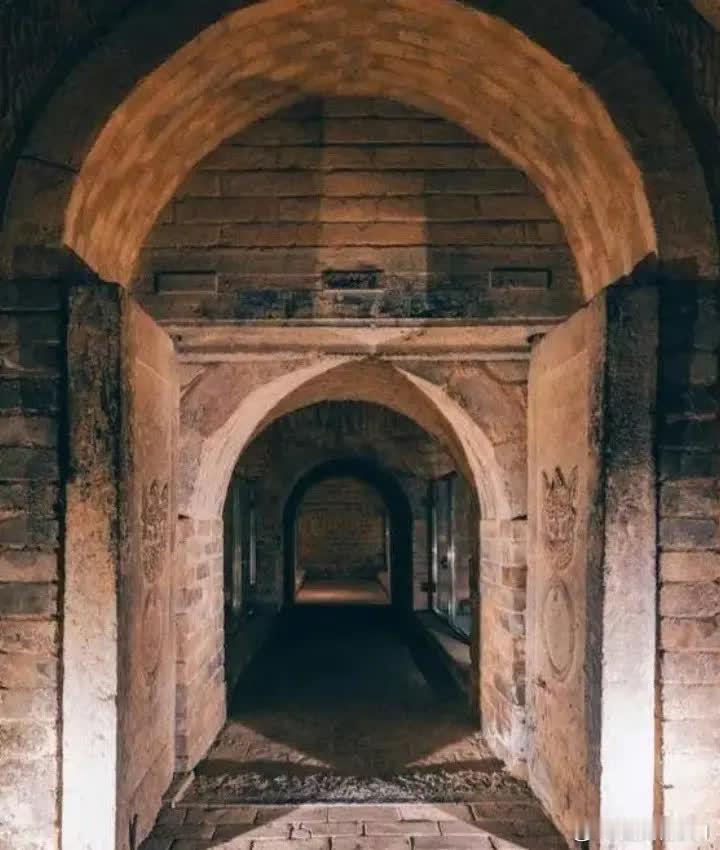 1973年，陕西出土一座古墓，当考古队员看到墓门半开着，顿时傻眼：竟被盗墓贼光顾