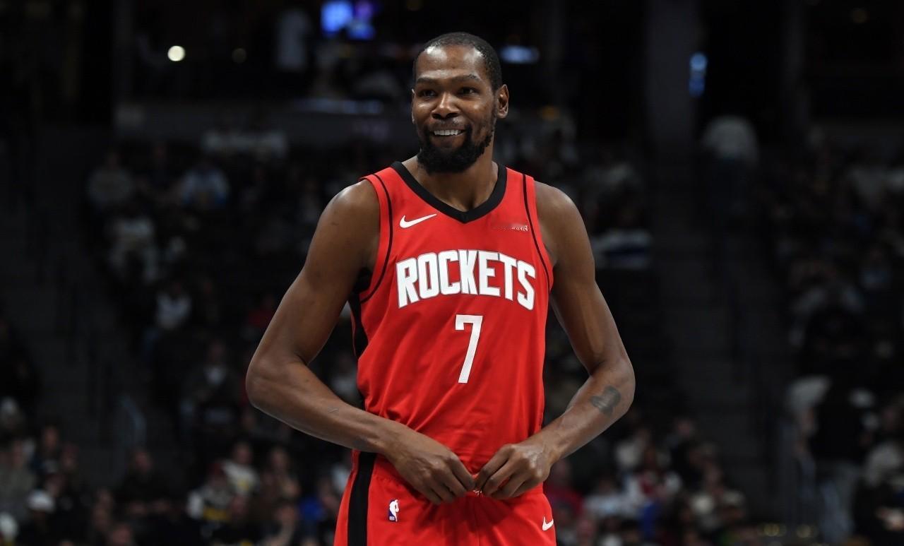 个人数据刷爆，最后三分钟防守崩盘——火箭输球只因防守轮转断了线。
录像分析课揭露