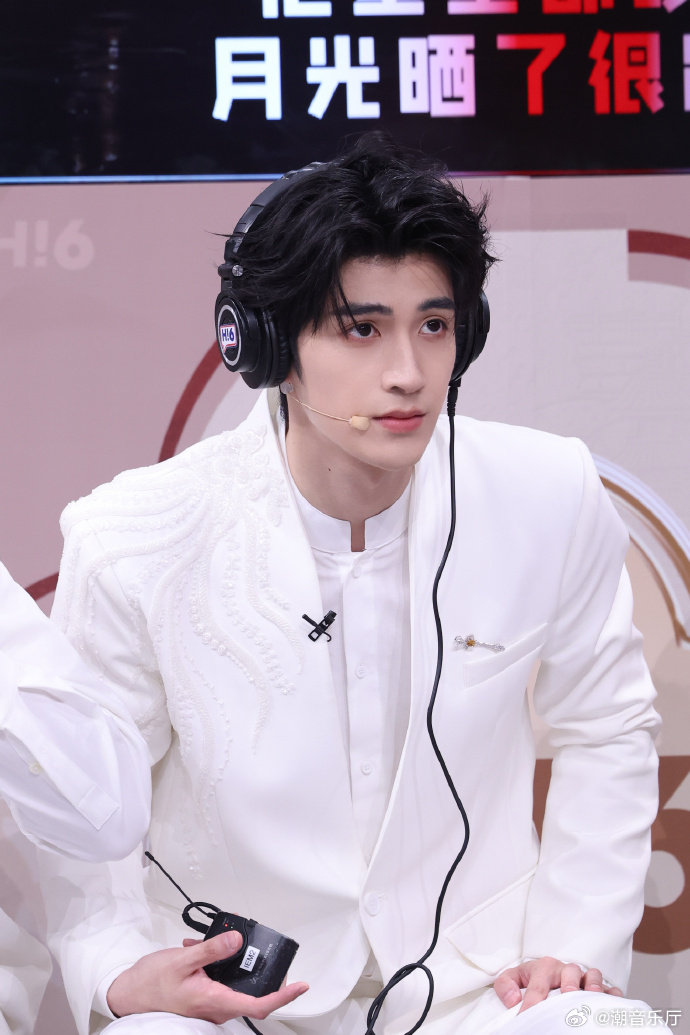 蔡正杰校园男主剧有脸了你好星期六这下终于懂大家说校园男主有脸了，白西装造型清爽耐