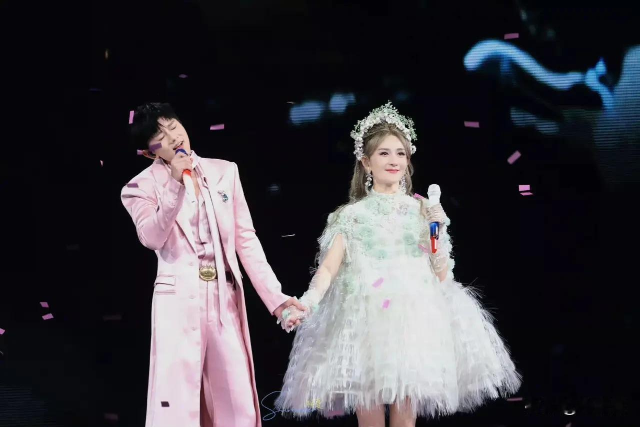 谢娜演唱会的硬数据:开票前 17万人 预约抢购 7590张 票 ⚡ 供需比 22
