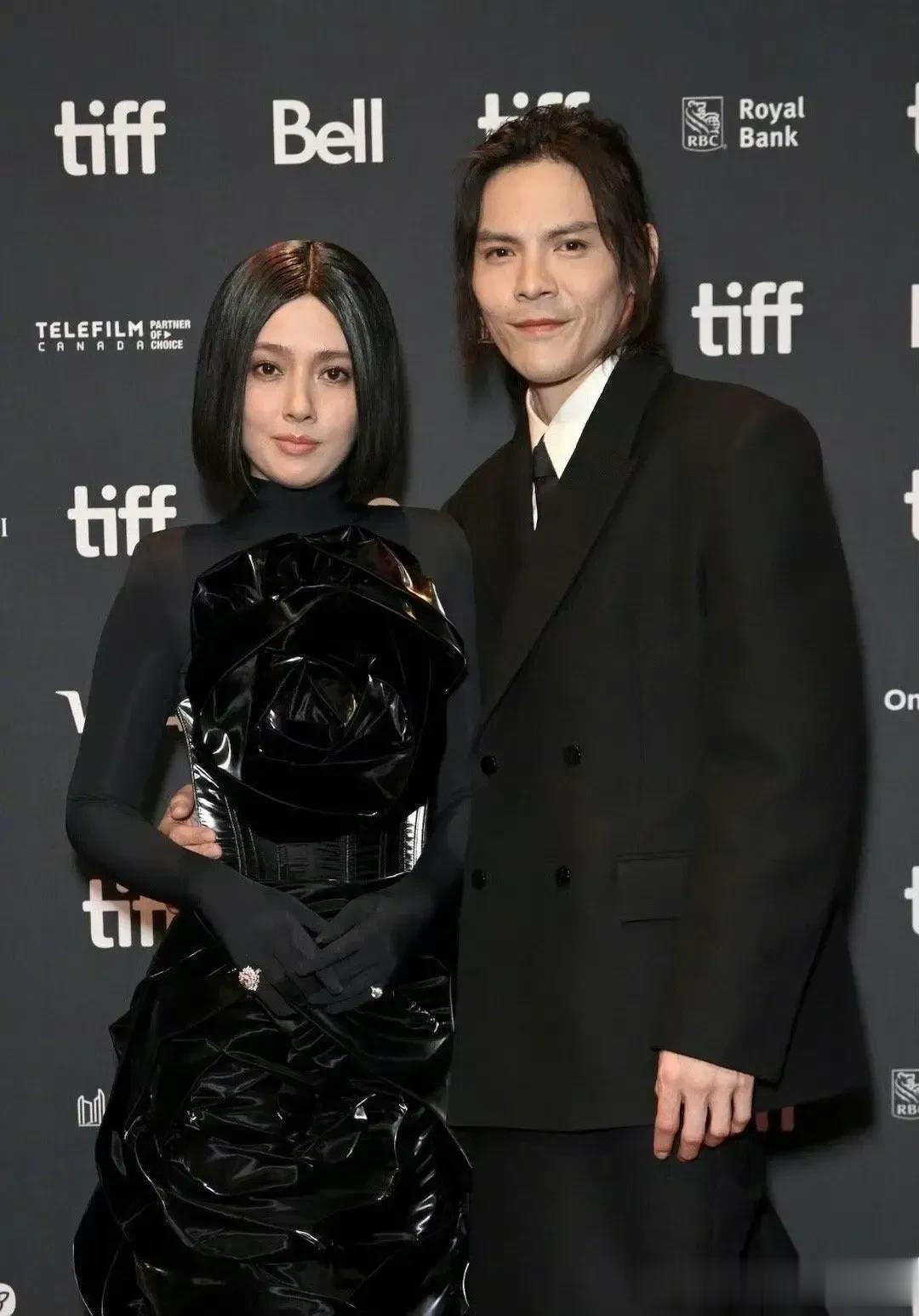郭碧婷怎么变成这样了？她已经从小仙女，变成了暗黑者。

一脸狠劲儿，像极了婆婆向