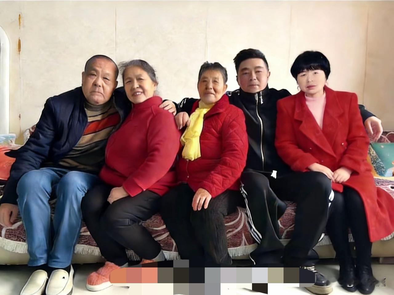 看到这张p过的照片不禁泪流满面！29年了，她第一次回家吃饭，和娘家人合影的时候，