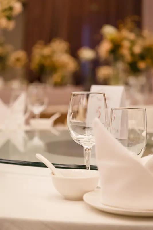 新婚夫妻在酒店办4000元一桌的婚宴，有海参盅、大龙虾、炸乳鸽等菜品，新娘：主厨