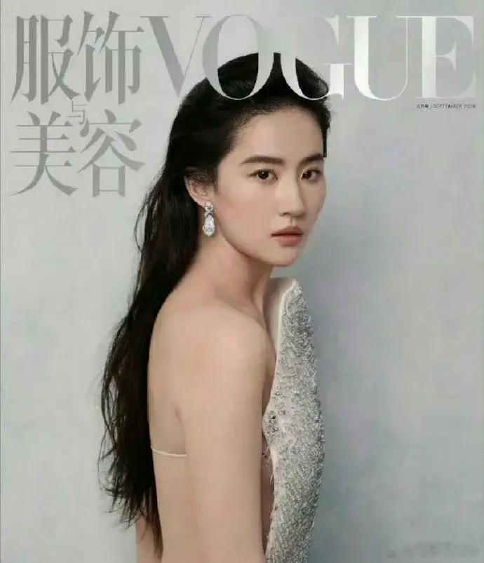 可能是我不懂时尚吧，刘亦菲这个衣服我是真看不来 