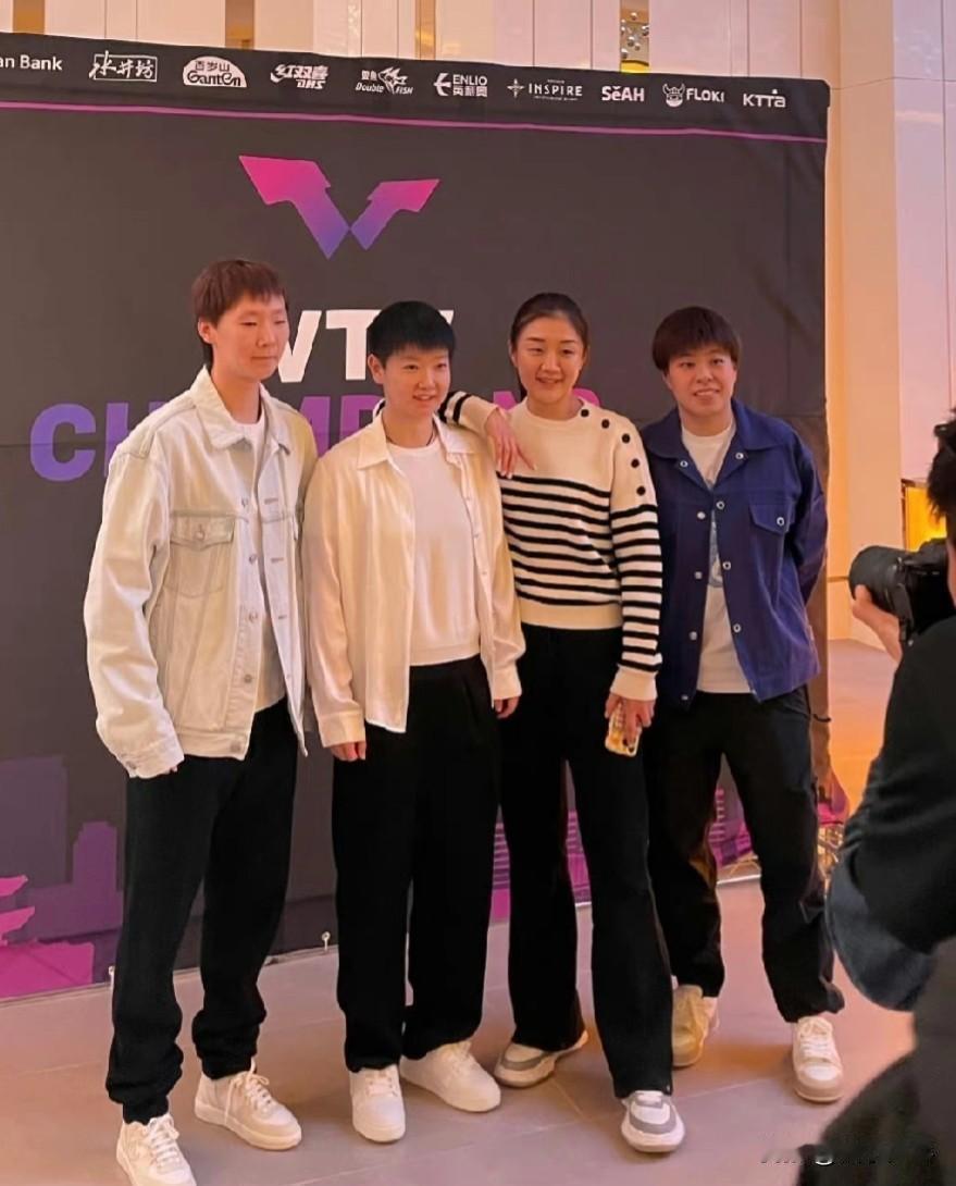 仁川冠军赛欢迎晚宴
孙颖莎：小白鞋加浅色系上衣外套，很乖巧
王曼昱，王艺迪：牛仔