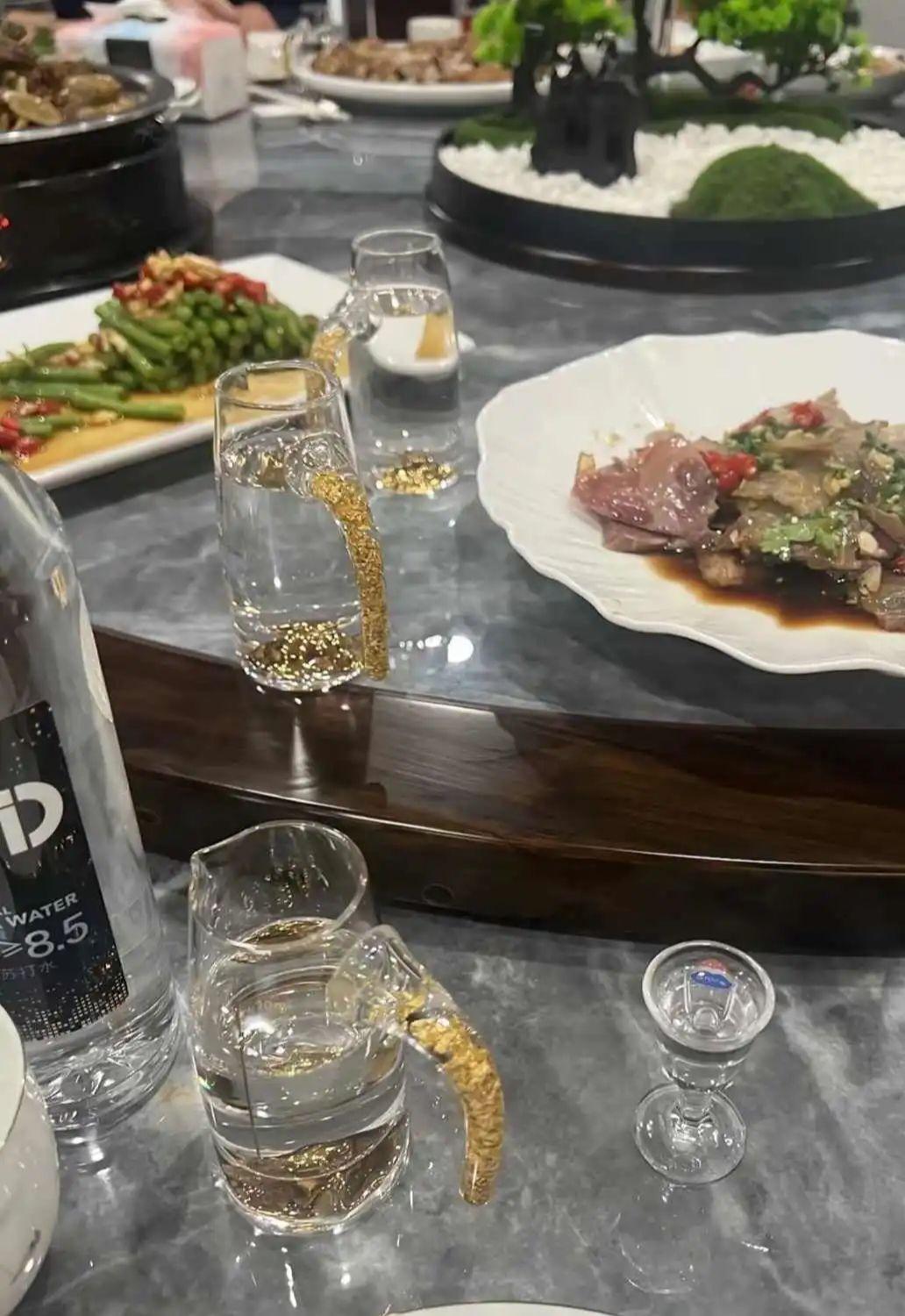 山外青山楼外楼
打个红包蹭顿酒
🐴在来  🐍要走
这桌全是单身狗