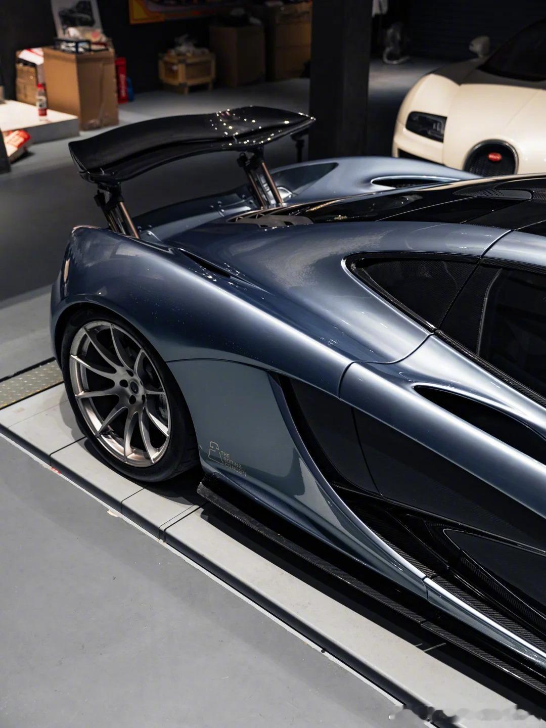 金属银蓝的迈凯轮P1，这个颜色高级到爆炸啊