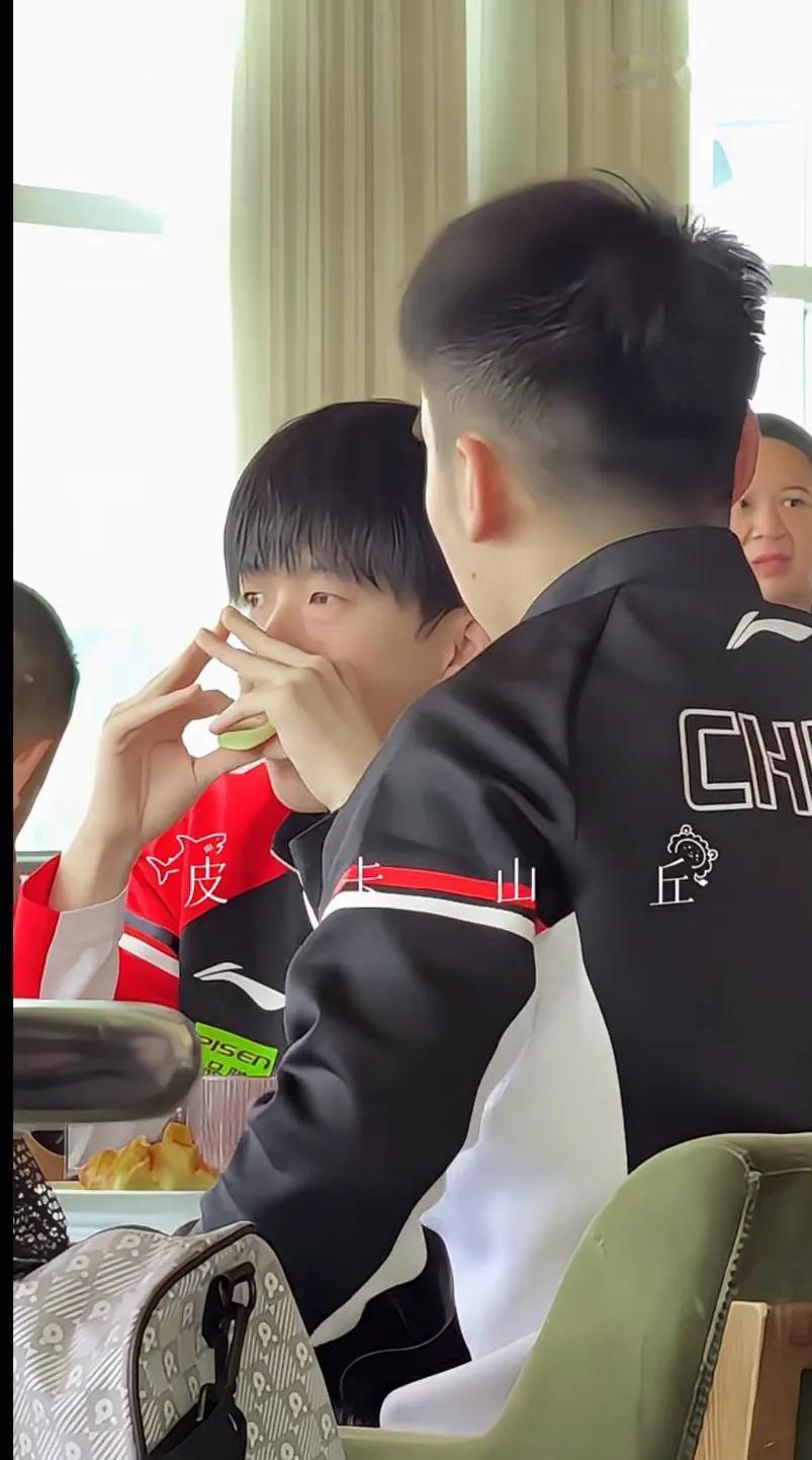 吃个面包前还要搭个小房子
这孩子吃东西都是东看看西看看，一点没有安全感
〈这手是
