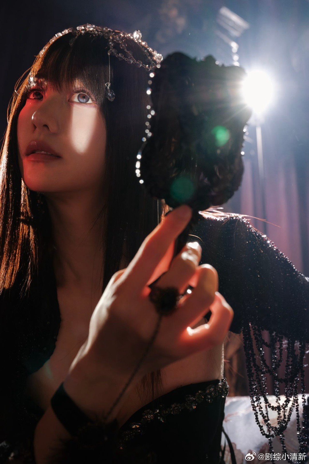 胡意旋小白花爆改黑玫瑰 瞳孔地震！胡意旋这次造型直接换了个画风，黑色蕾丝长裙加王