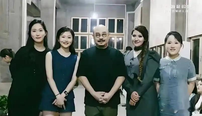 刀郎团队清一色女弟子


刀郎现在的舞台团队，确实是清一色女弟子/女将阵容，几乎