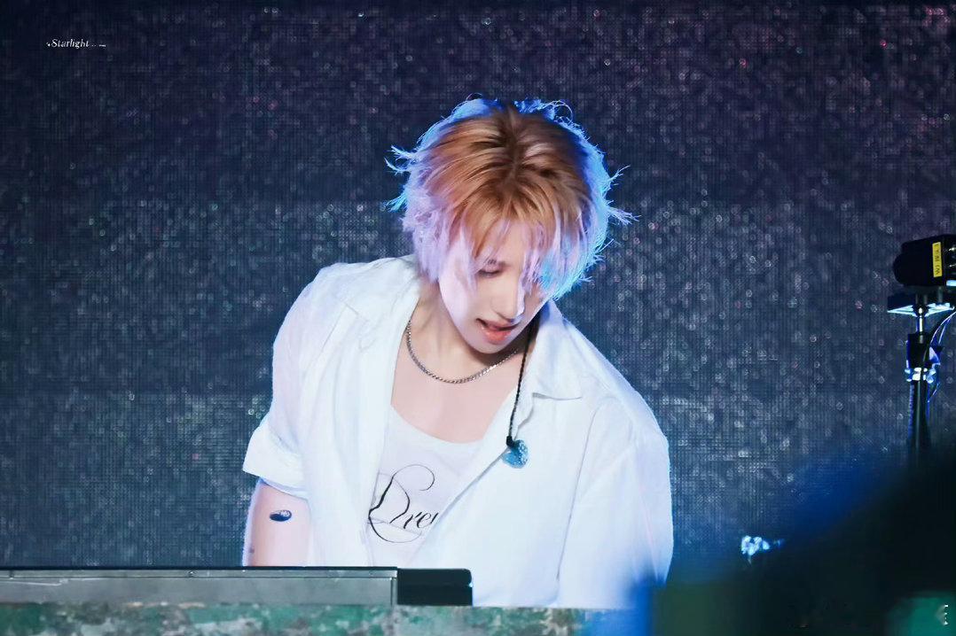 徐明浩音乐节DJ打碟 有人打碟是工作，徐明浩打碟是享受。那段视频里的他看起来很快