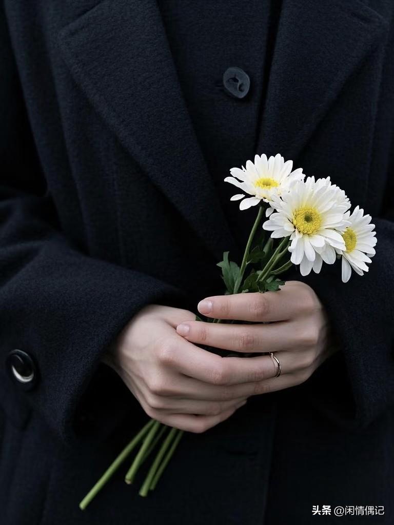 又到一年的清明节了，怎么会不想呢，
隔山隔海都能相见，唯独隔着那层薄土，
远到我