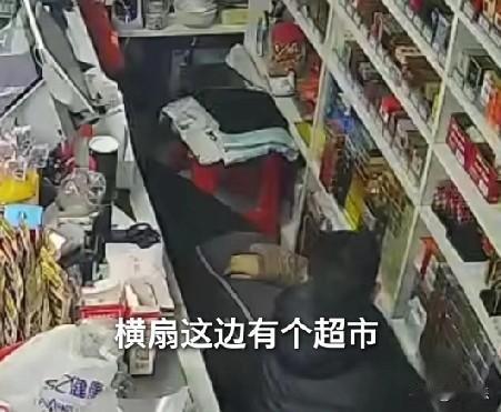 近日，苏州吴江横扇，一顾客在超市买东西时，突遇老板娘晕倒，顾客立即拨打120救人