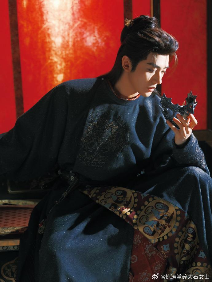 邓为晒昨天的殷止戈邓为古装身材 邓为的殷止戈古装造型绝了，身材挺拔俊朗，气质清冷