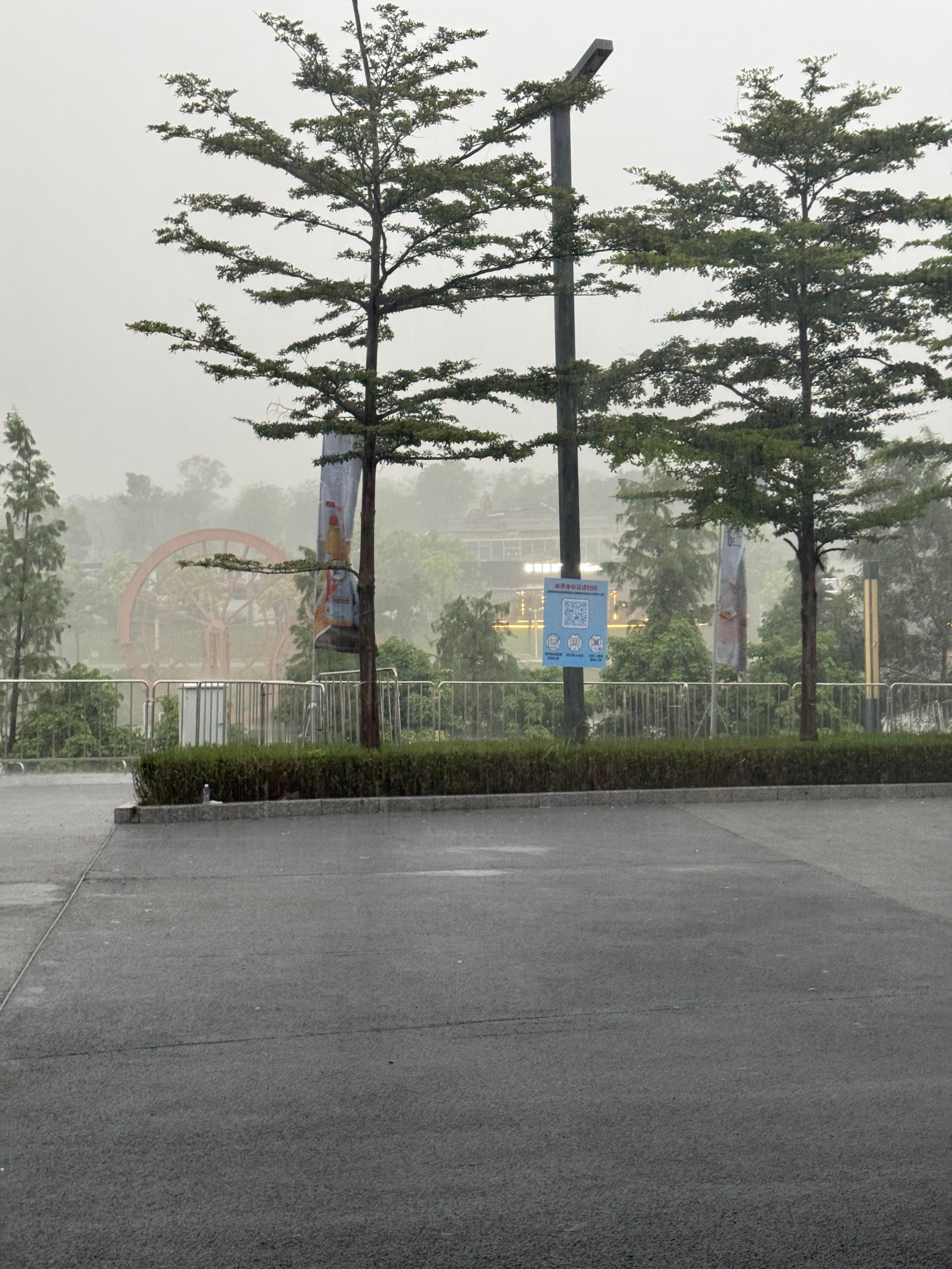 不知道啊 就是一直淋雨 ​​​