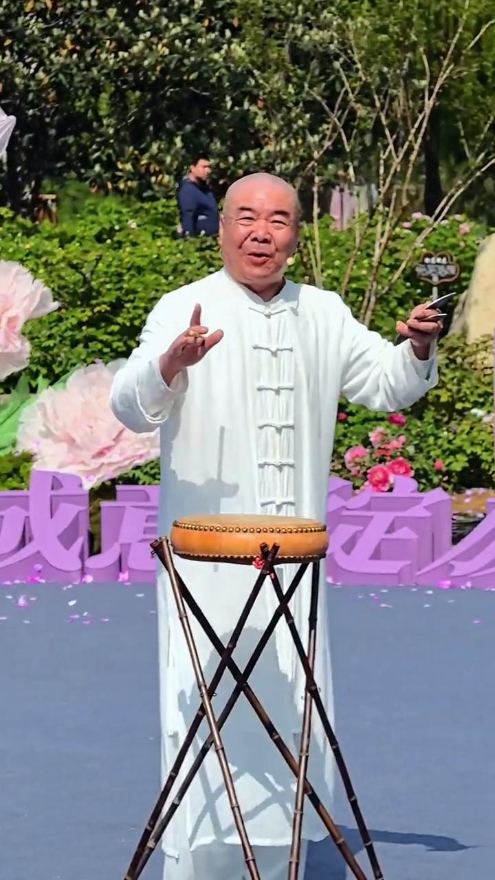 国色天香等你来。
洛阳牡丹已绽放，国色天香等你来。