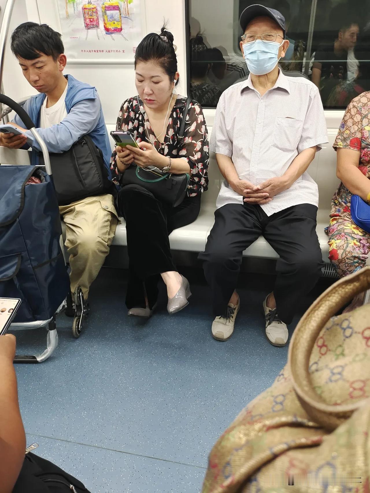 《🙄45 岁离异大姨求情人！》

😑家人们，本人今年 45 岁，离异无孩，肤
