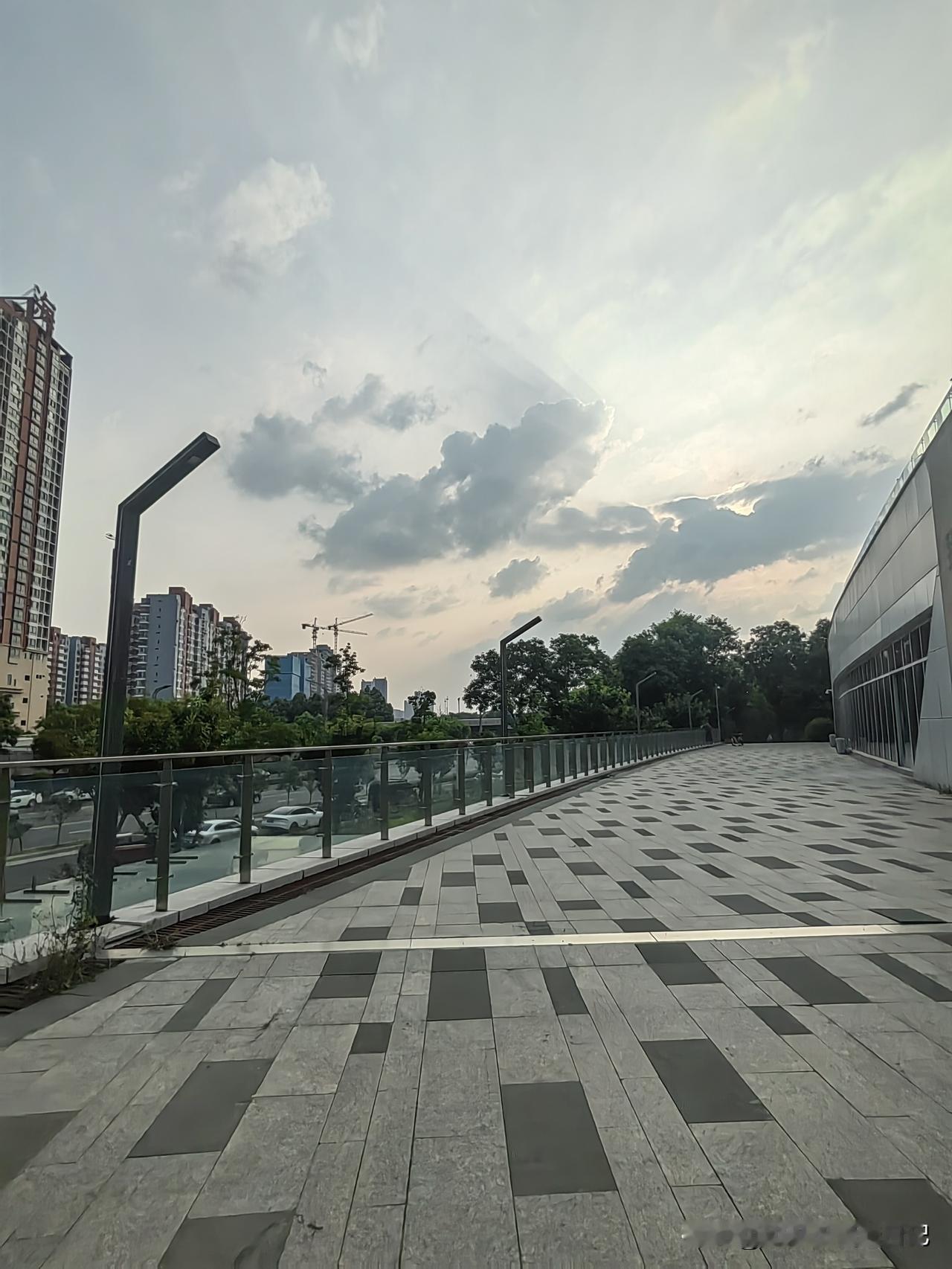 在普通的单位上班，最傻的动作就是把同事当朋友，无话不谈
下班后，一帮同事约着去喝