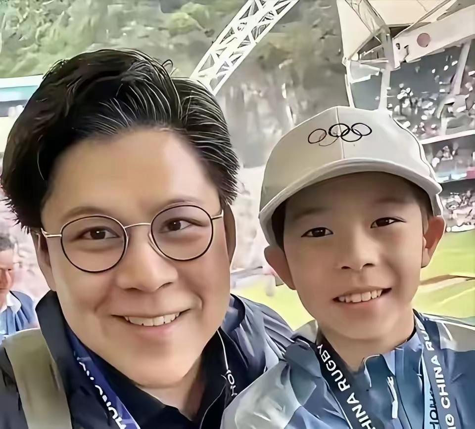 郭晶晶的基因比霍启刚的强太多了！一儿两女都长得像妈妈，三个富三代都长着一张艰苦朴