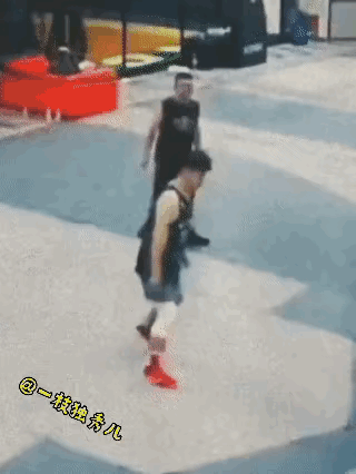 文班亚马在防守时真的不要起跳了，因为他原地踮脚就已经足够高了！起跳太容易受伤，镜