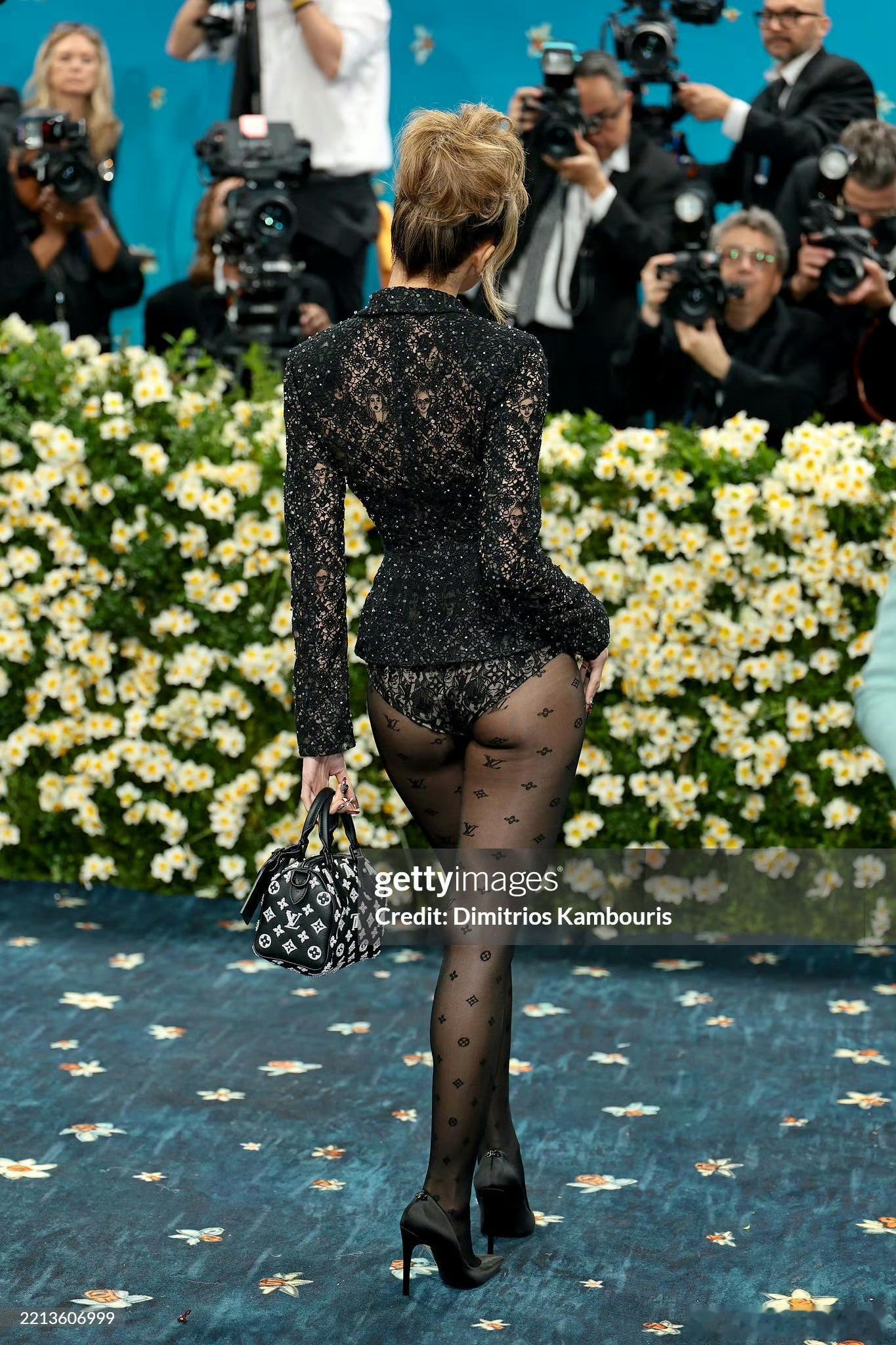 Lisa的Met Gala红毯首秀，上身代言品牌LV黑色蕾丝镂空装🖤 大长腿很