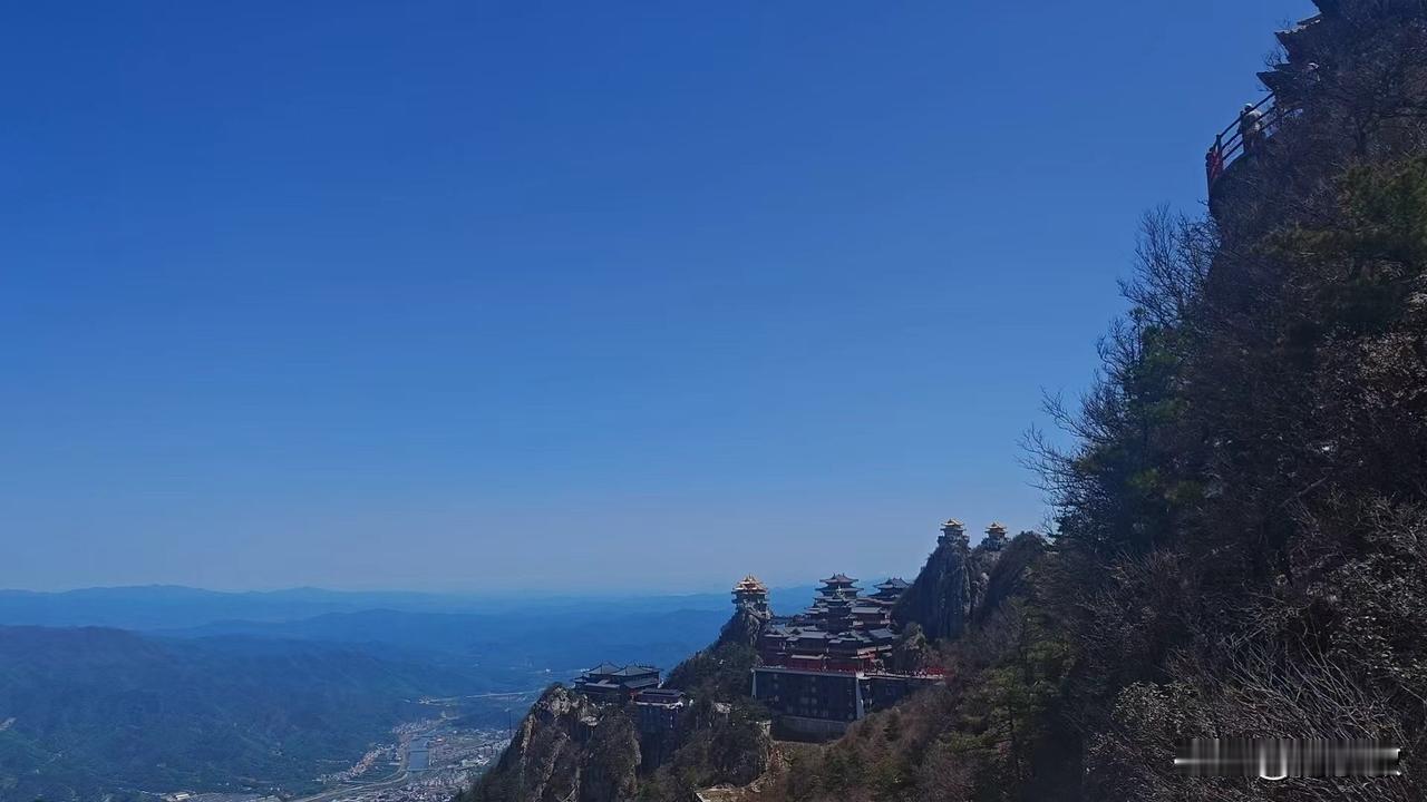 多少人奔赴千里，只为看一眼老君山的人间仙境

总有一座山，让无数人翻山越岭、奔赴