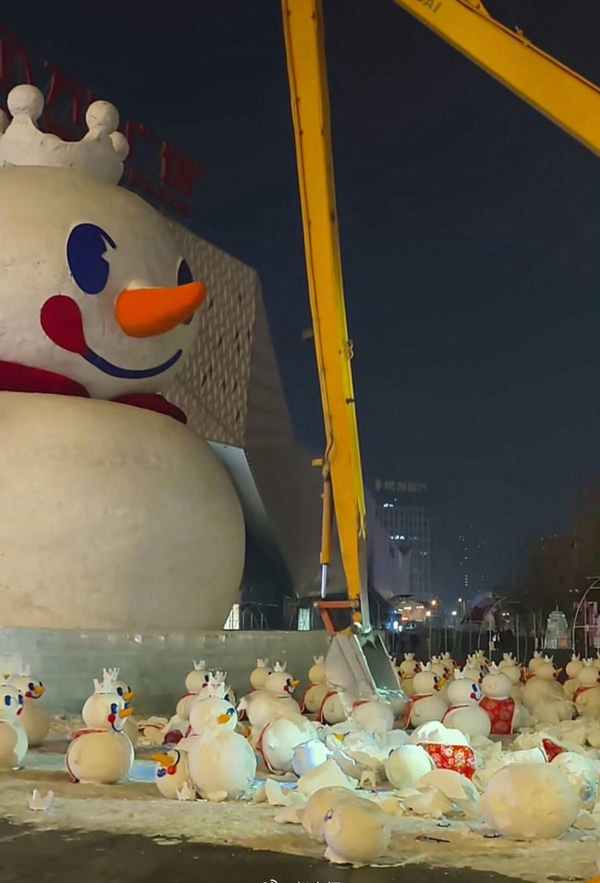 哈尔滨18米雪王鸡王被连夜拆除最近气温高的有点离谱，白天都不用穿厚外套