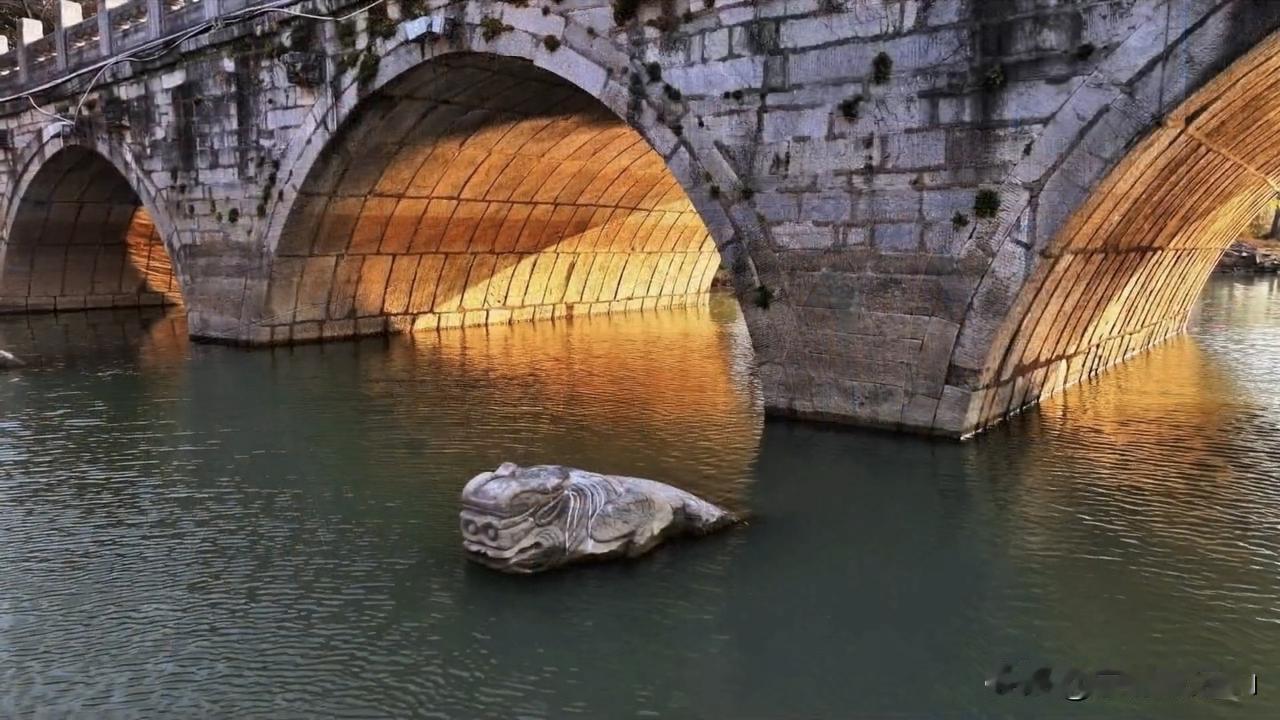石桥下的瓦罐

清嘉庆年间，徽州有个穷书生叫陈守拙，赶考屡试不第，靠卖字为生。