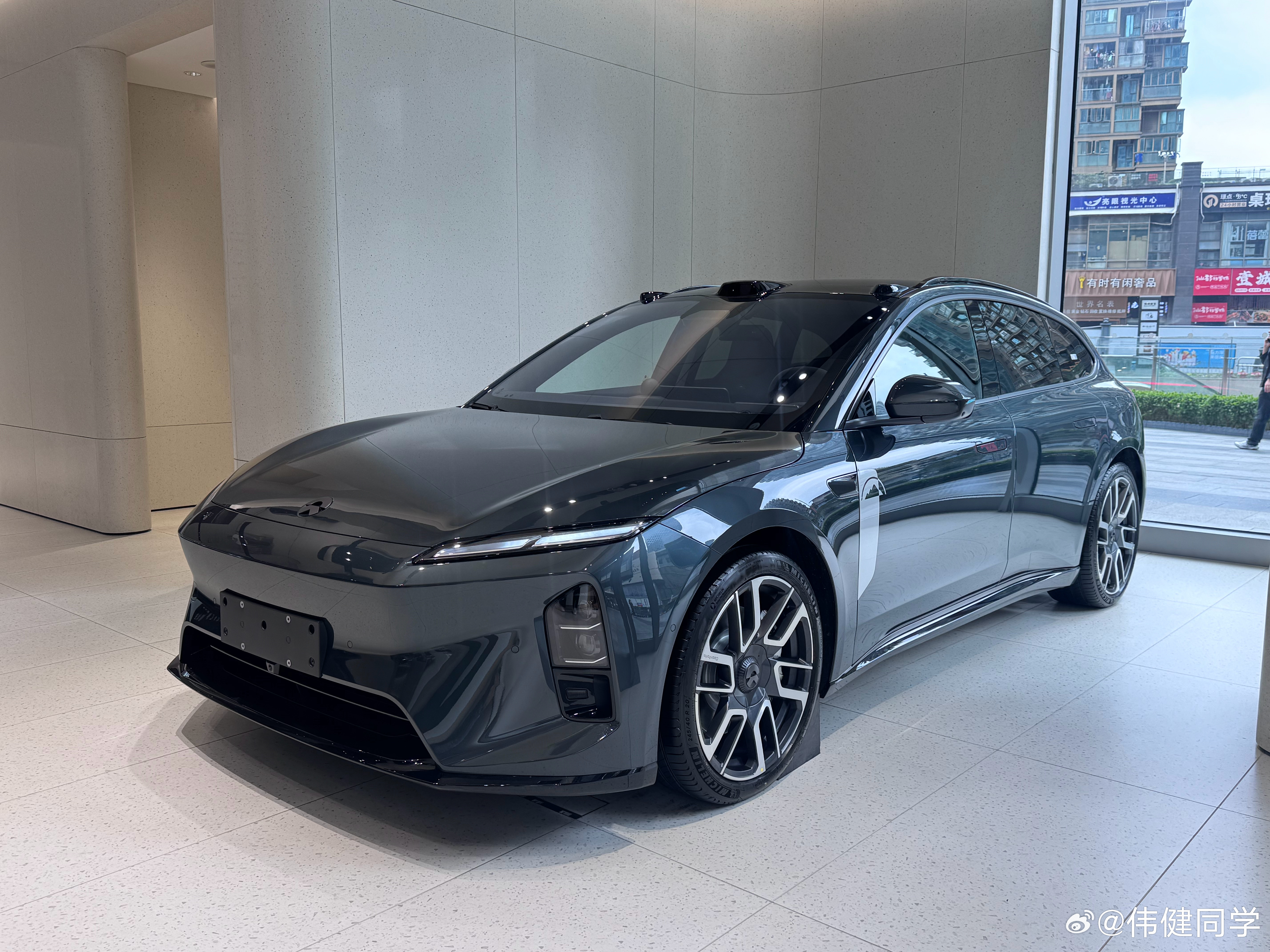 偶遇蔚来ET5T自然奇境版比普通版的价格高了1.2万，轮毂、车内材质都有升级蔚来