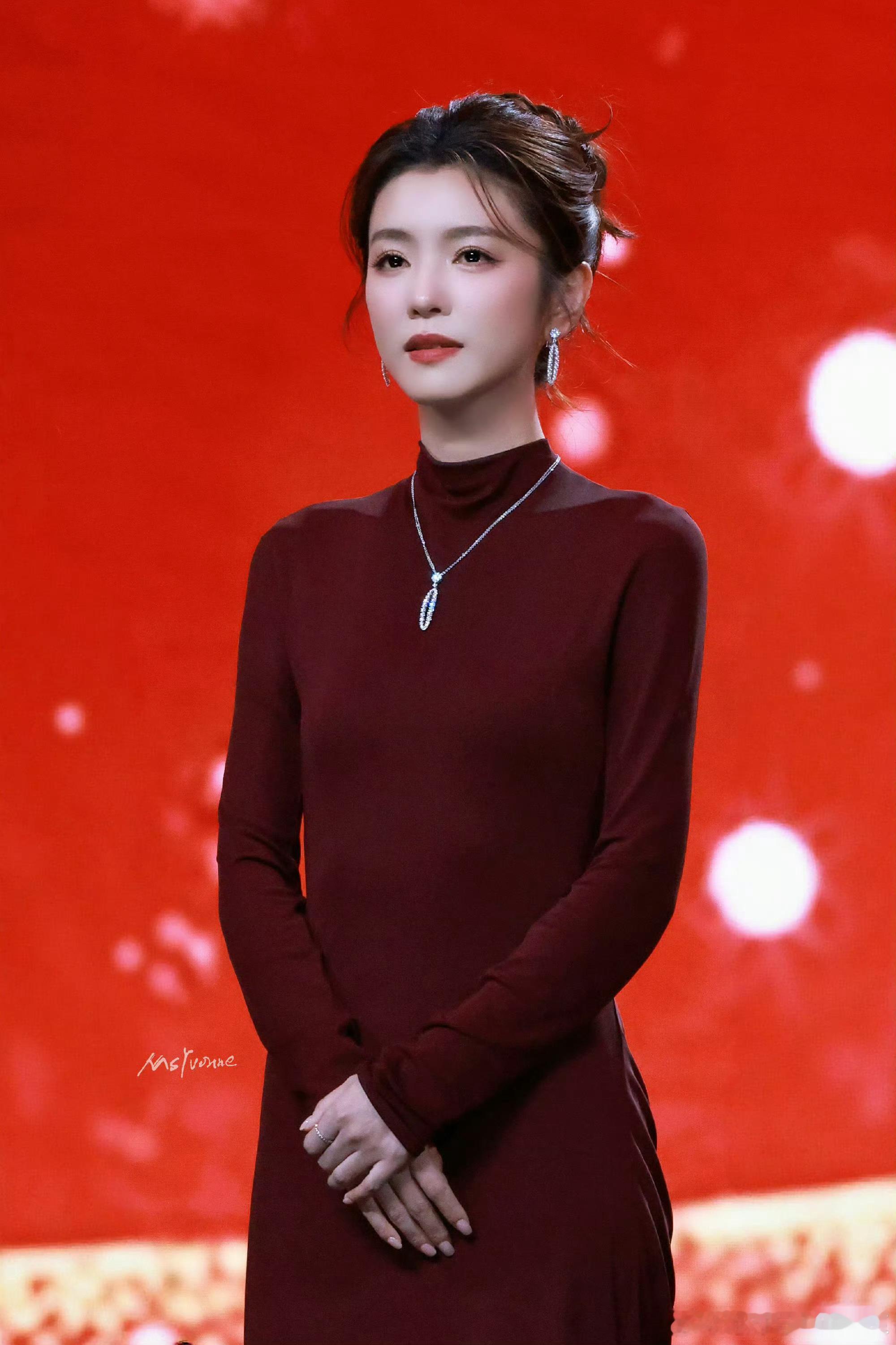 李云霄好乖  微博之夜内场的李云霄乖到心巴上！安安静静坐角落认真给玩偶戴墨镜，动