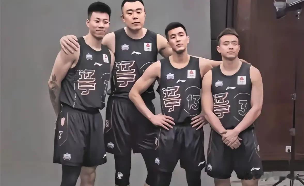 从喜到悲！辽宁球迷休赛期心情如坐过山车。
先有签回莫兰德的喜悦，又有补强姜宇星的