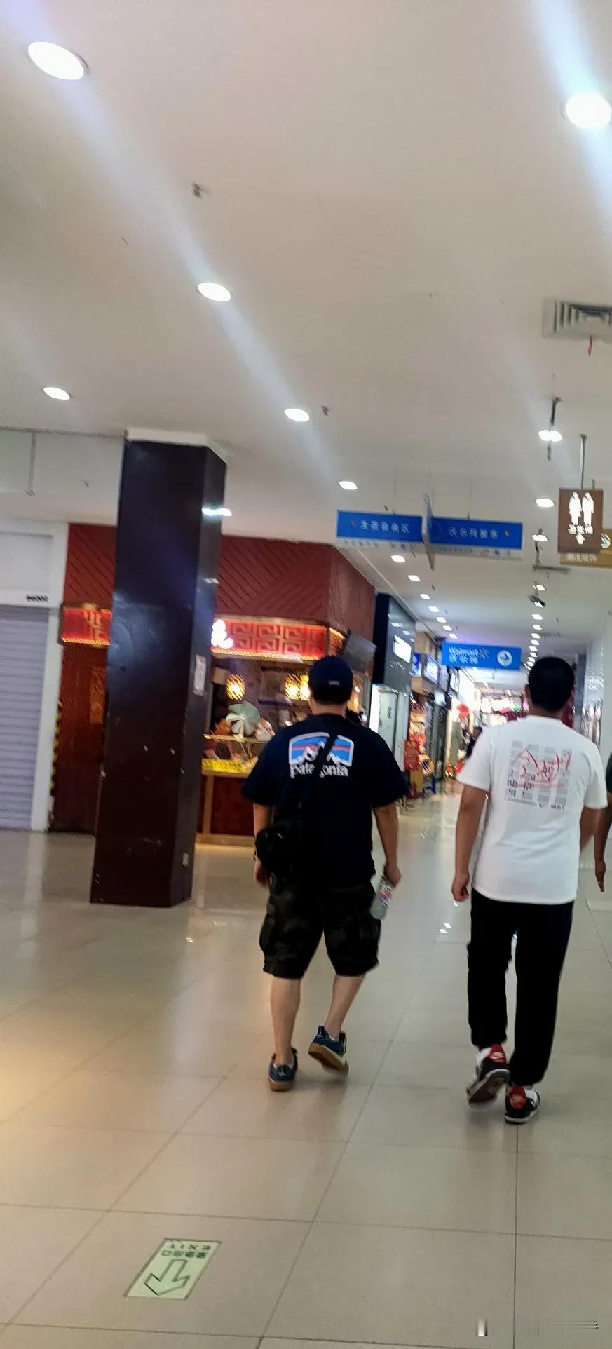 这几天中考，这个小伙穿的衣服写的全对，太应景啦，明天还有一天中考，祝考生们旗开得