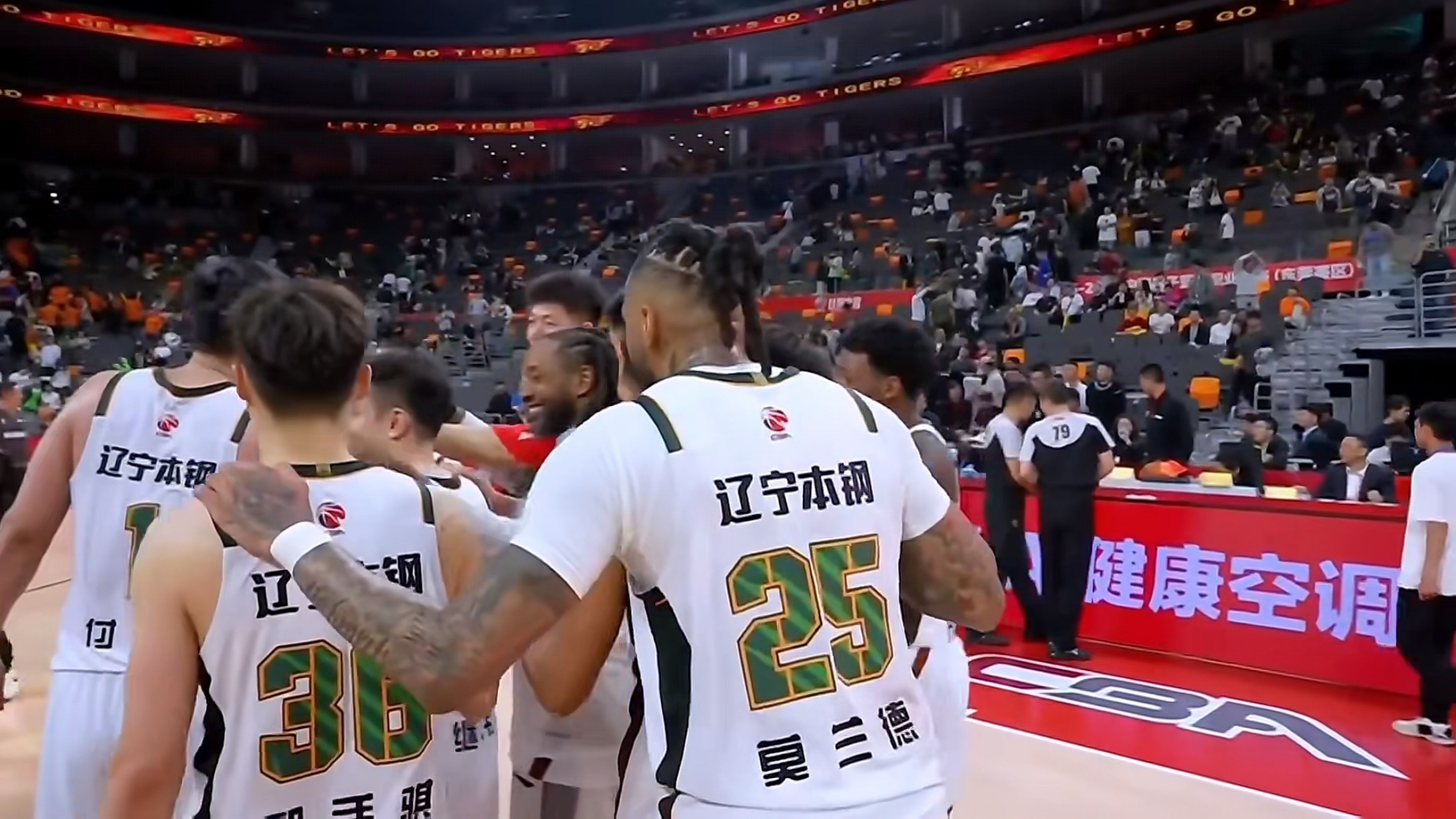 在我这不能提前笑，只能准时笑好了，各位，开笑！！哈哈哈哈哈哈哈哈哈哈哈哈哈哈哈哈