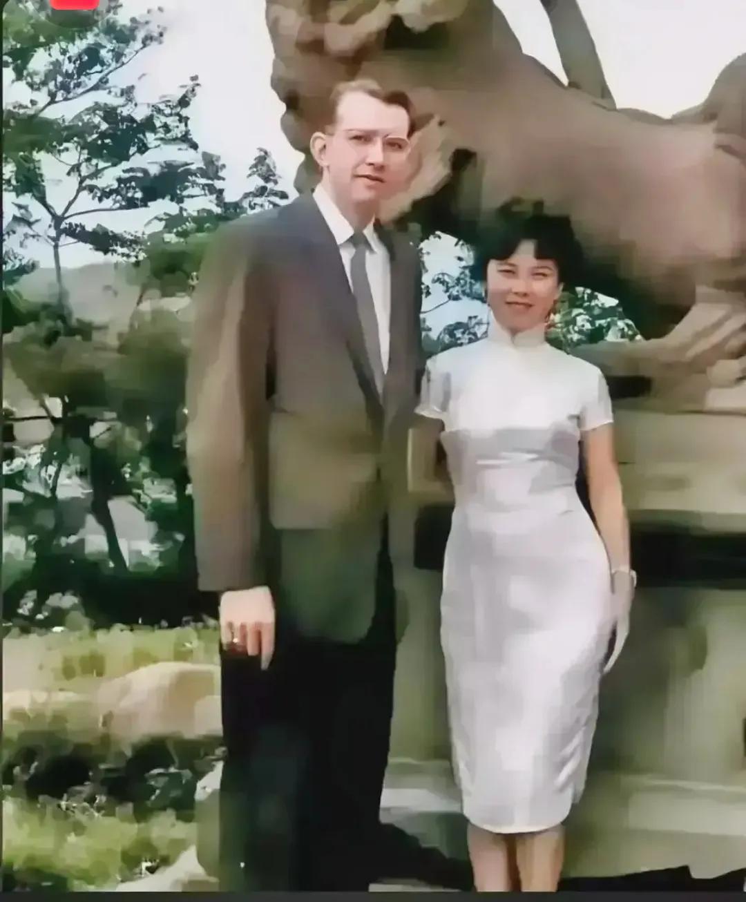 毕丽娜费伟德是费翔的父亲和母亲。

1949年，毕丽娜从哈尔滨来到台北从事播报员