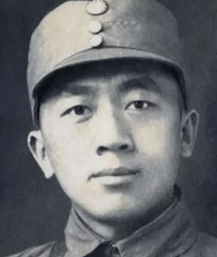 1944年一天深夜一名打入敌人内部的地下党刚查完哨回到家里，伪副师长的妻子就神情
