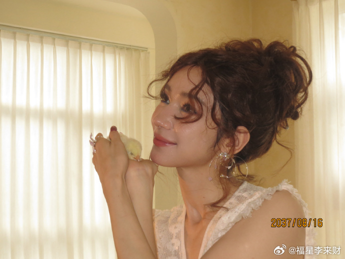 代斯金发造型代斯说一直很想尝试金发 这组图一出来，脑子里已经自动给她安排上鬼马女